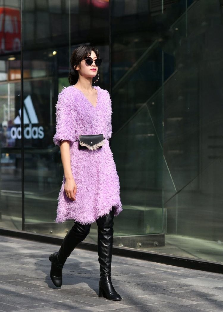 「 美女」长相甜美，长发披肩温婉动人，街拍：美女身穿露肩吊带长裙