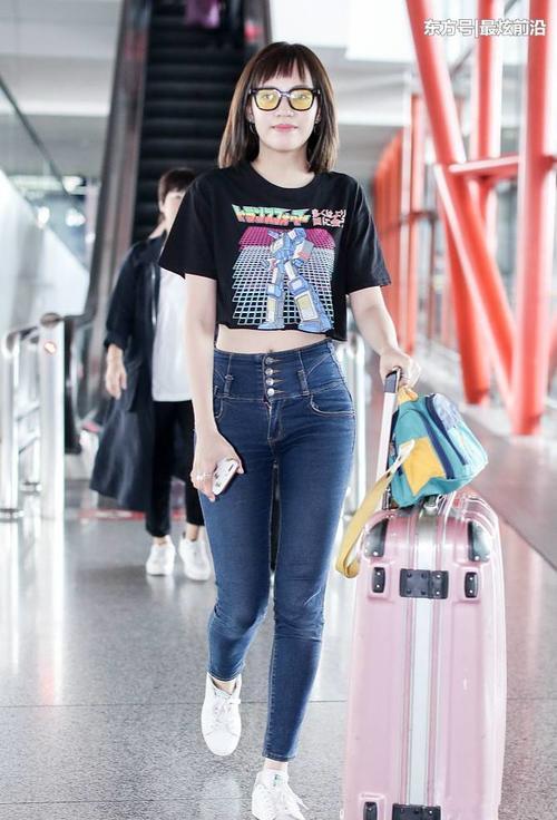 焦恩俊23岁女儿穿露脐装，好身材很出众，看到她的刘海我沉默了