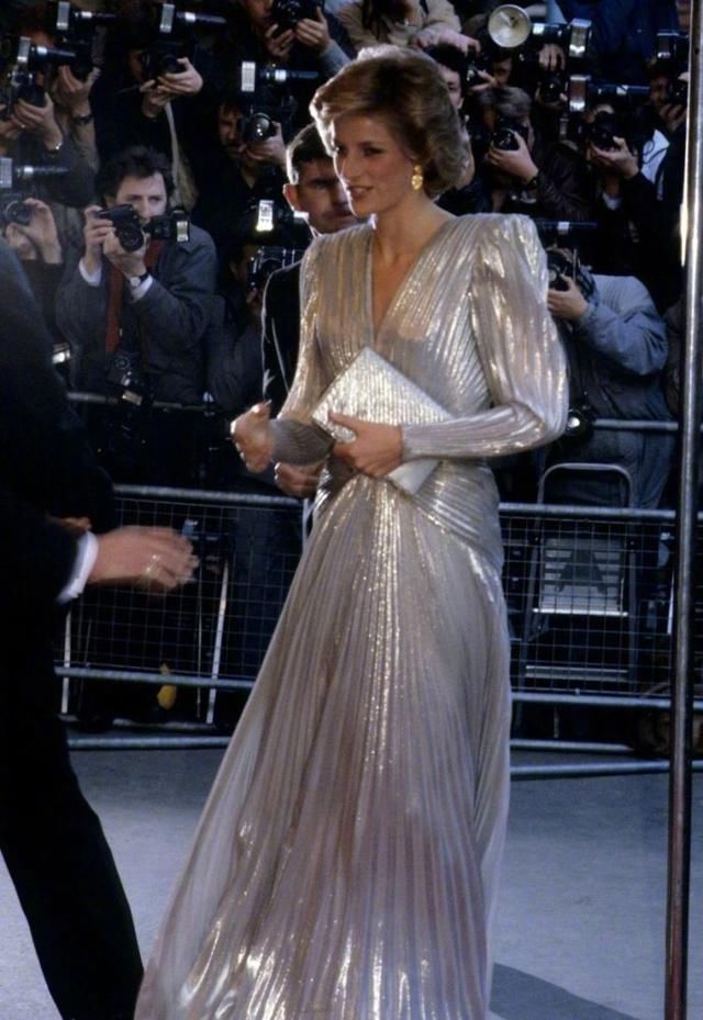 戴安娜王妃的经典穿搭汇总,一个集美貌与时尚感于一身的绝代佳人
