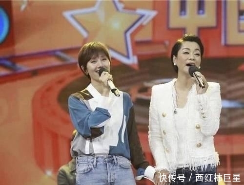 「融合」56岁毛阿敏罕见露面,穿衬衫+五分裤扮嫩走机场,无奈脸有点浮肿