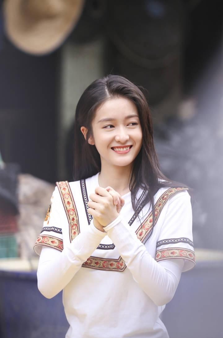 啥叫颜值高的好处，看张雪迎就知道，穿节目衣服美的让人离不开眼