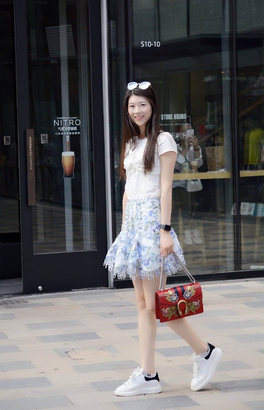 北京街拍:女孩们不同的穿搭呈现出不一样的美