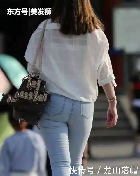 『 感觉』有一种优雅、甜美的感觉,牛仔裤美女摆拍的时候