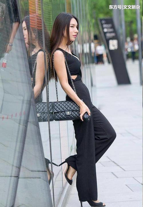 街拍：短裤搭配高跟鞋让人应接不暇，引人注目