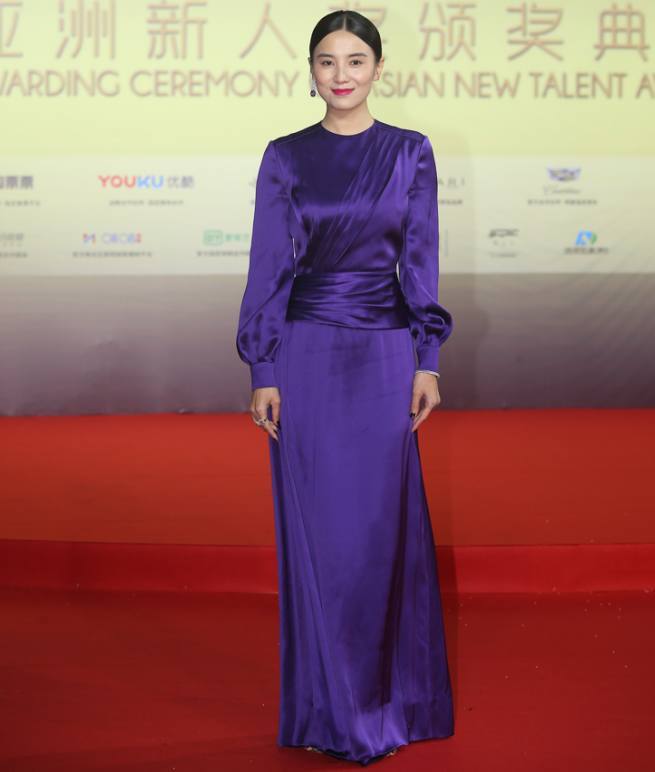 上海国际电影节红毯上，宋佳光彩夺目，艳压陶虹惊艳众人