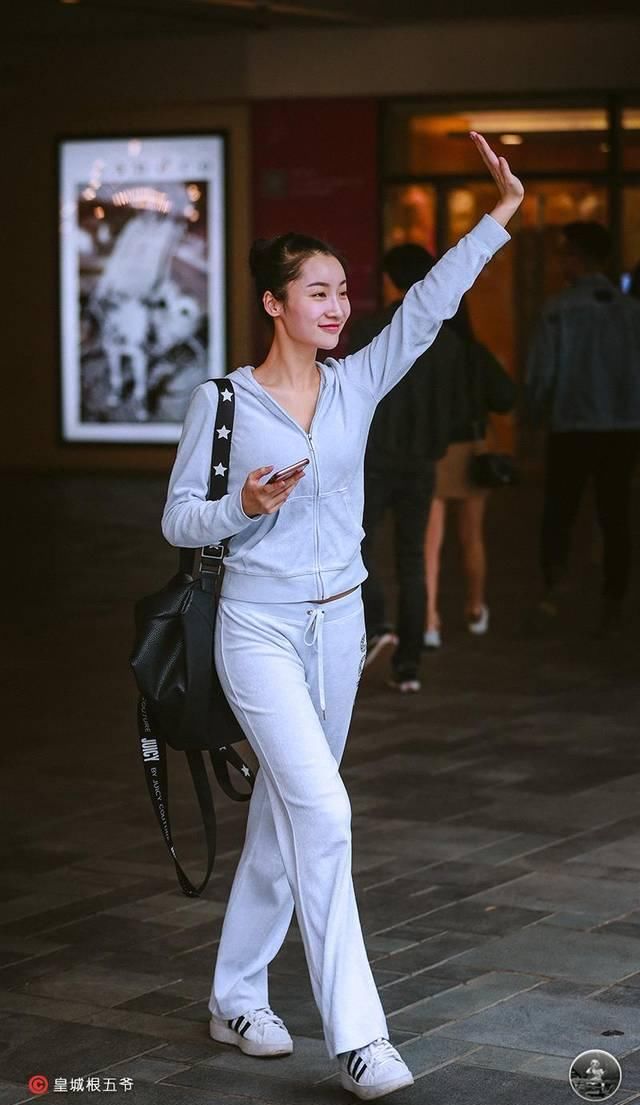  「美女」时尚街拍：在漂亮美女汇集的现代都市中，时尚美女们会挑选不一样的时尚潮流穿搭