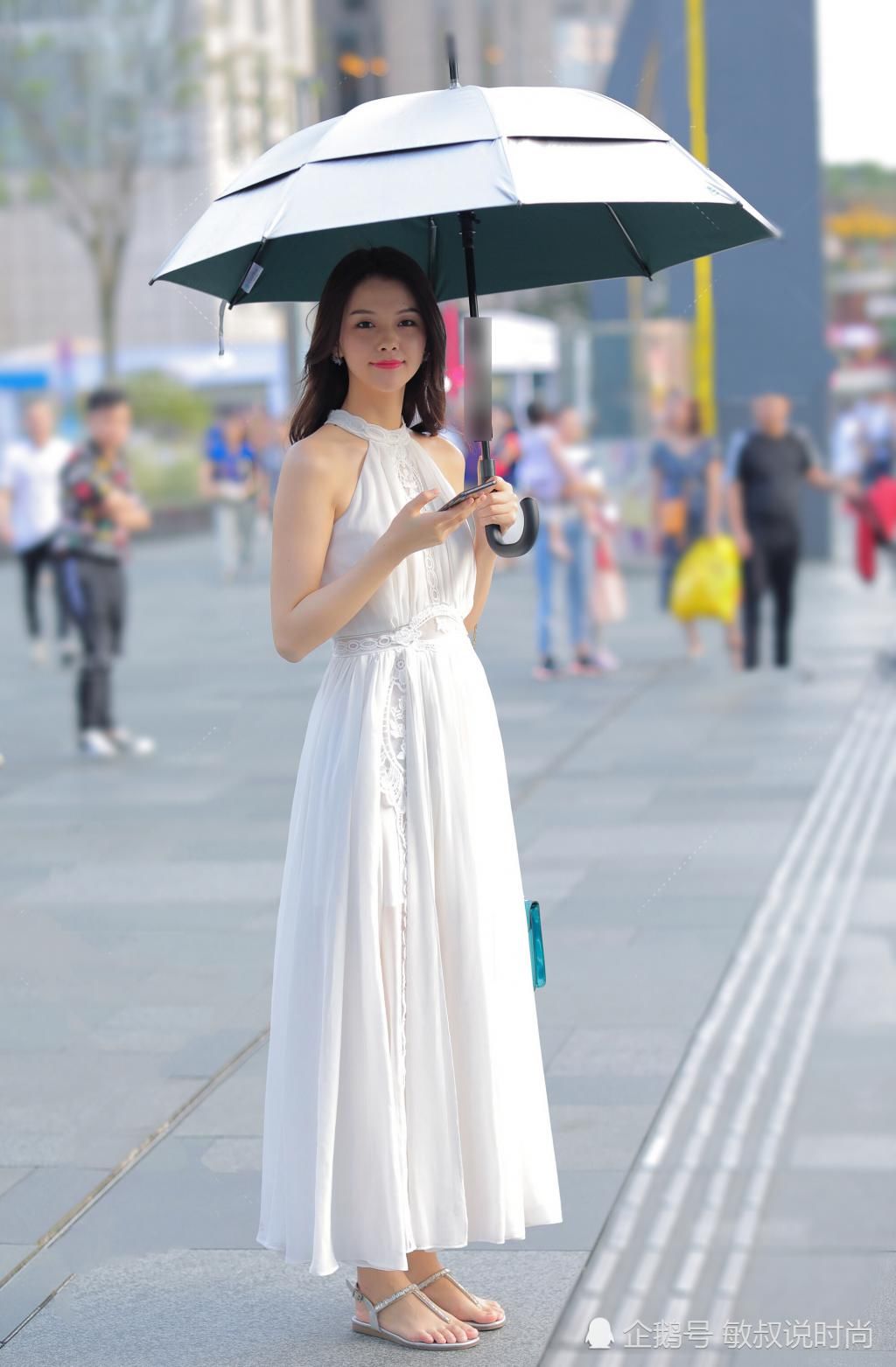  不服@30岁就是老女人了？她可不服，一袭白裙证明谁才是女神
