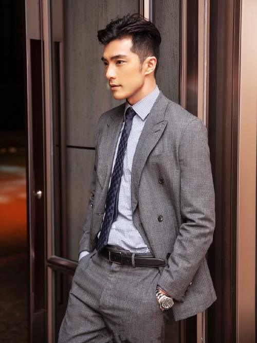 34岁贺军翔,西装配腕表贵气十足,网友:童年偶像!