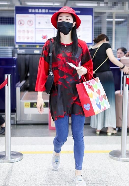 这季节女星们都穿什么鞋出门?李沁接地气，沈梦辰穿靴子不热吗?