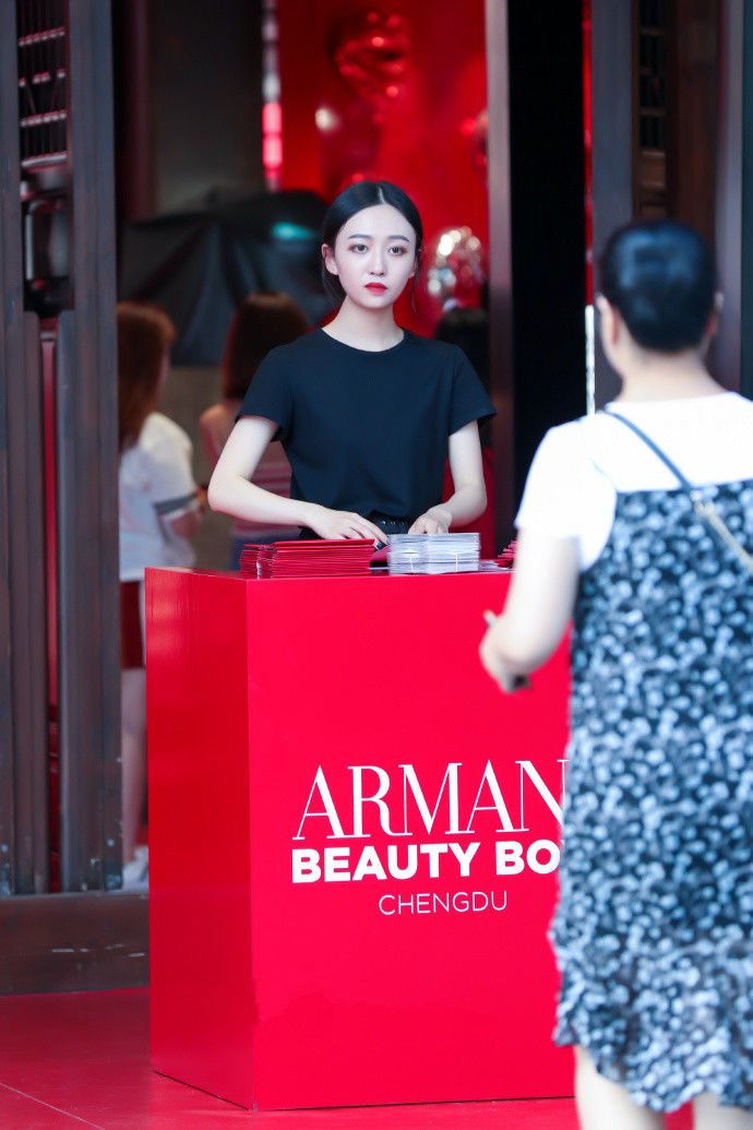 成都街拍，时尚清新的夏季搭配示范，柔美百搭随心而变