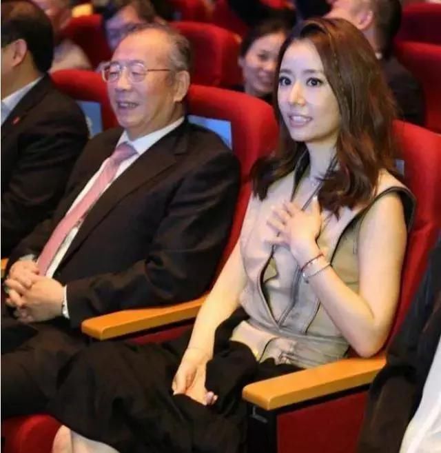 名气毁了靠卖肉？林心如出席一直用手捂住胸，霍建华都受不了！