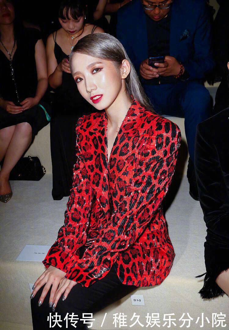孟美岐穿红色豹纹装亮相纽约时装周看秀,与何穗景甜相比丝毫不差