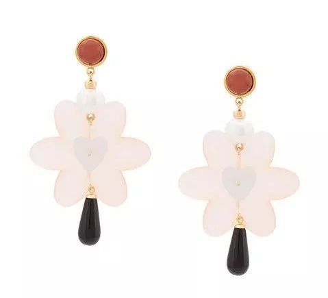 101女孩的少女感 原来靠这些“塑料”单品就能get