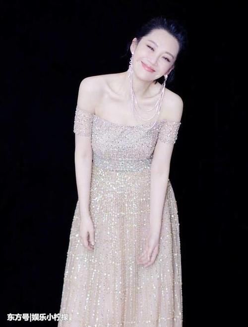 许晴好显嫩,穿一字肩裙优雅淑女,第一次见2个耳环连在一起戴!