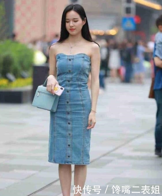 #蓝色#街拍:楚楚动人的美女,一件蓝色的露肩牛仔连衣裙,时尚魅力风范