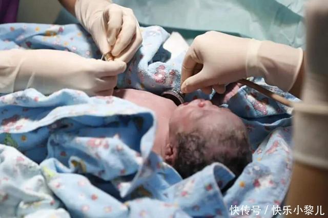  快要分娩■顺产分娩，先见红还是先破水，暗示了宝宝的健康情况哦