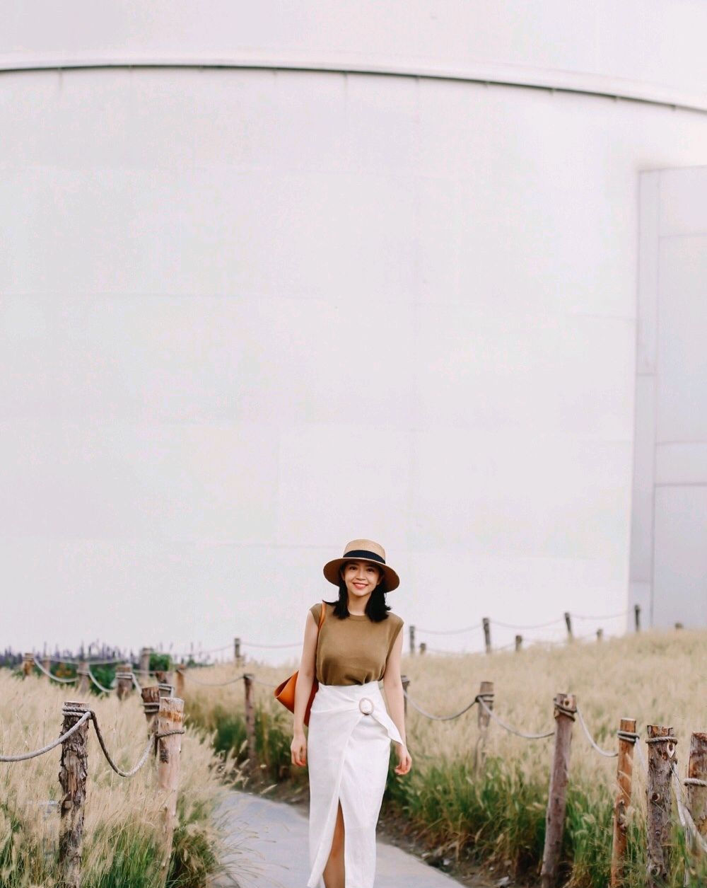  腿部线条：三木告诉你怎么穿出高级感,驼色针织衫配卡其色高腰裤,清新复古