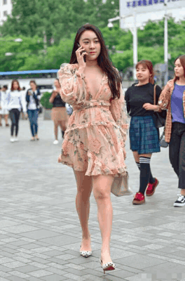 街拍：美女身材更加丰满凹凸有致，很有夏天的味道