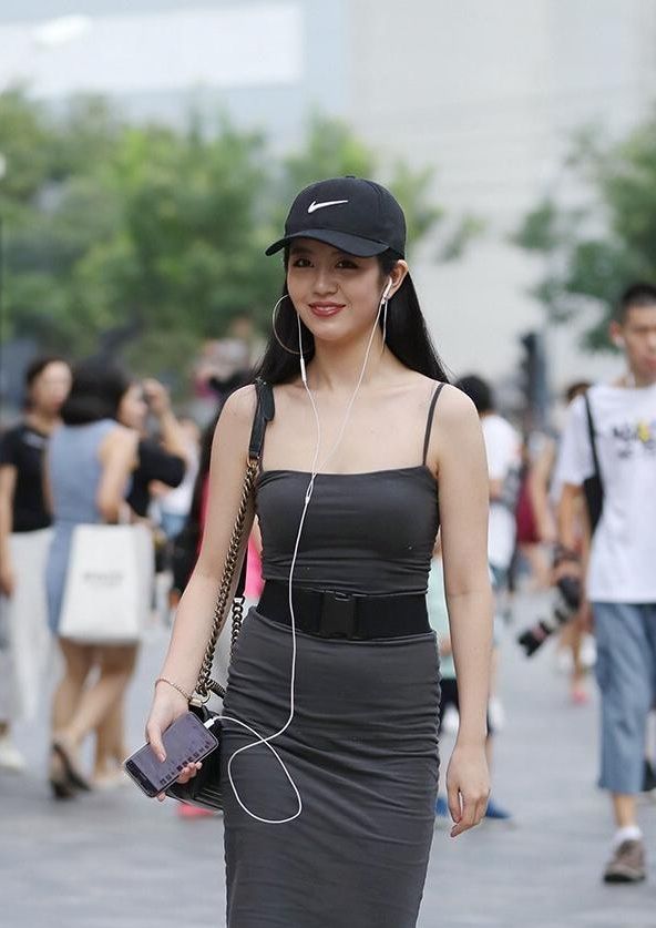  「身穿」街拍：皮肤白皙的美女，身穿吊带裙，尽显窈窕好身材