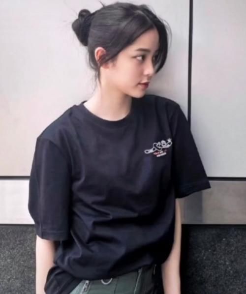 # 休闲风#大胆挑战紧身毛衣，19岁身材简直了，欧阳娜娜上大学后终于放开