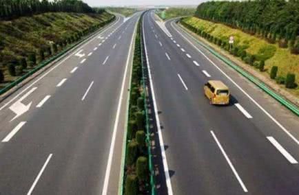  #车距#让人不寒而栗的高速，车速40怕太快，车主：敢上的都是高