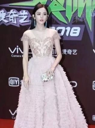 古力娜扎真敢穿,薄纱裙穿出了尺度,网友:请不要放大看