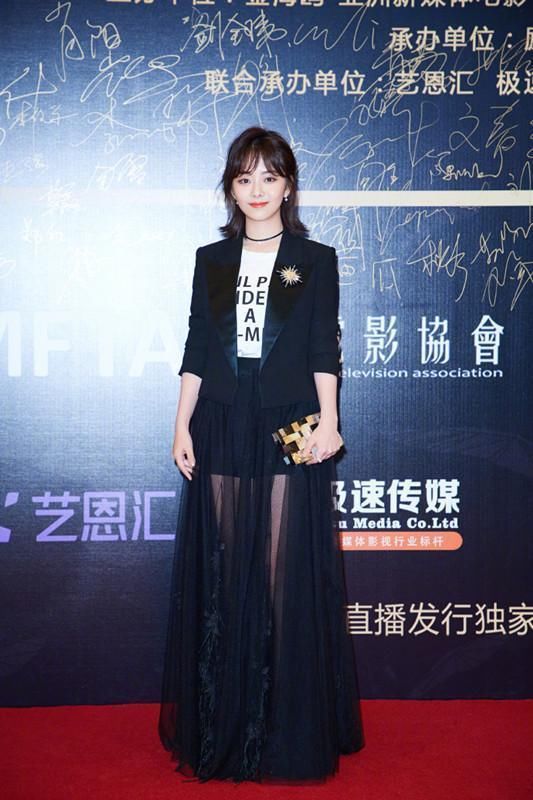 谭松韵上身裹成熊,下身露脚踝怪不得网友们:你这时尚,我不懂啊