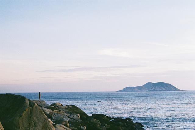 比三亚人少，比青岛消费低!这个高铁直达的小众海岛，景美海鲜多