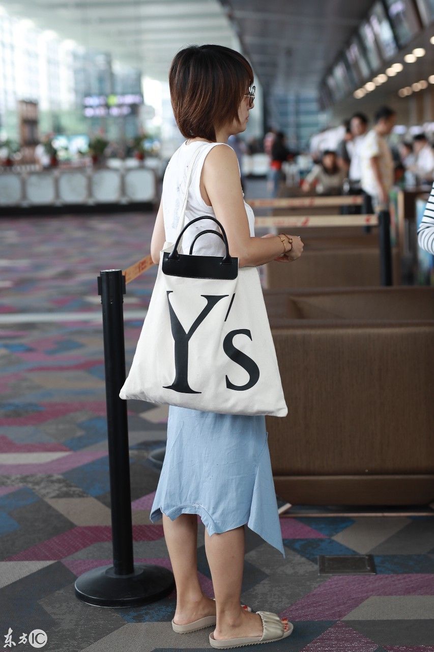 马伊琍机场穿搭，衣品越来越好了，一下子年轻了20岁，网友:厉害