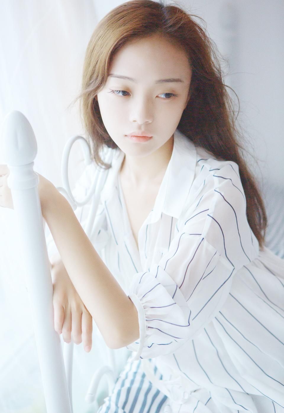 床上性感衬衣美女长腿惹火诱人写真图片