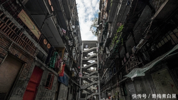 内地这座破旧老楼房，与香港北角很相似，瞬间成了网红景点