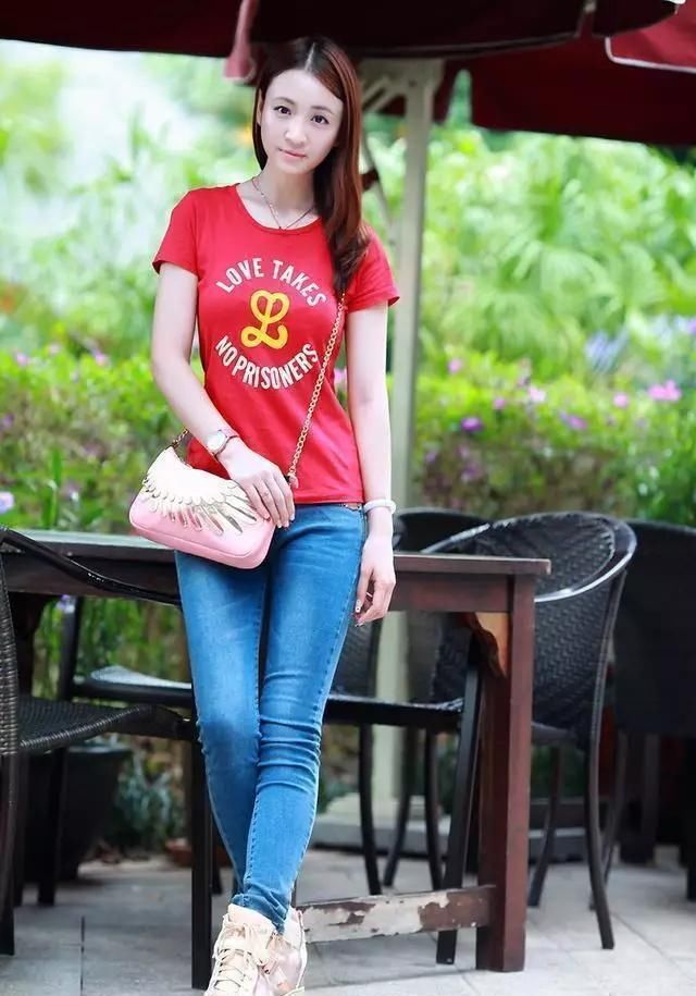 街拍：紧身裤穿在美女身上，充满青春活力