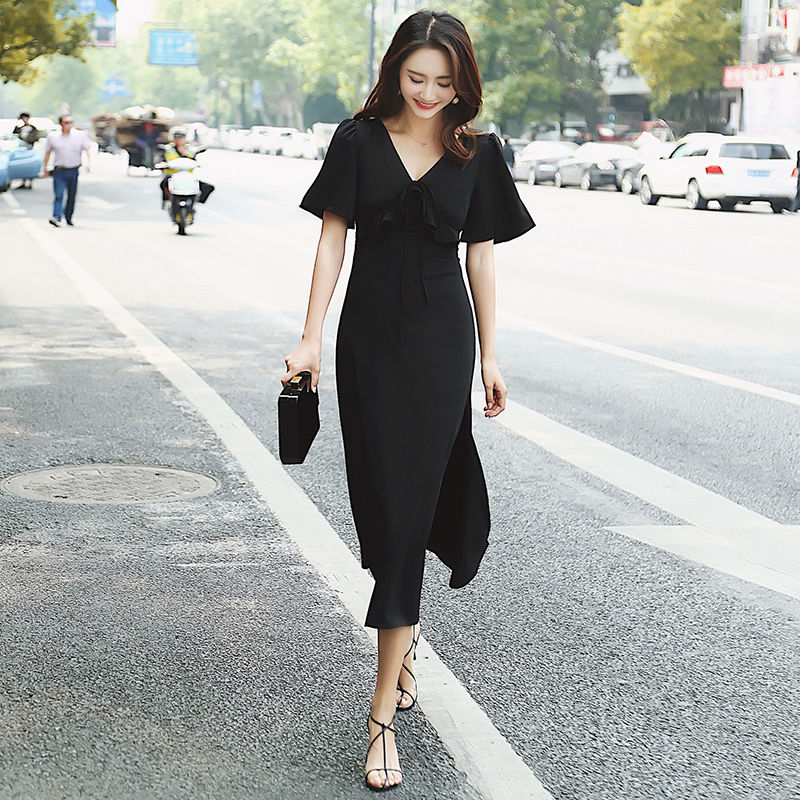 居然有人把“赫本裙”都穿在了身上，也太美了吧，上身高雅美嫩