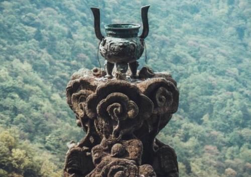 湖南景的“峭壁飞人”，600元帮人烧香，危险系数与价格成正比