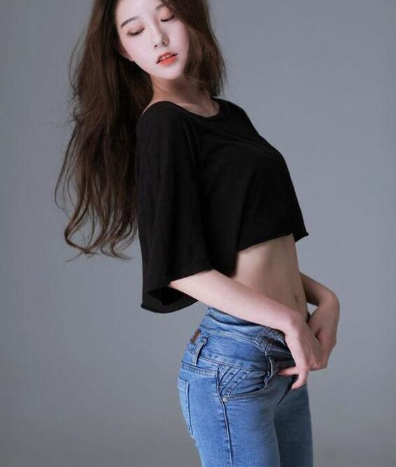 街拍美女：紧身牛仔裤美女不失自然优雅，让好气质一览无余！