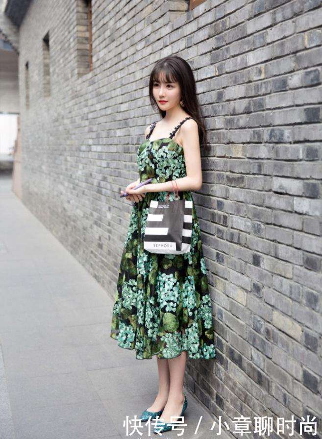 街拍:纯黑色包臀裙,小姐姐下身一条肉色丝袜恰好！!