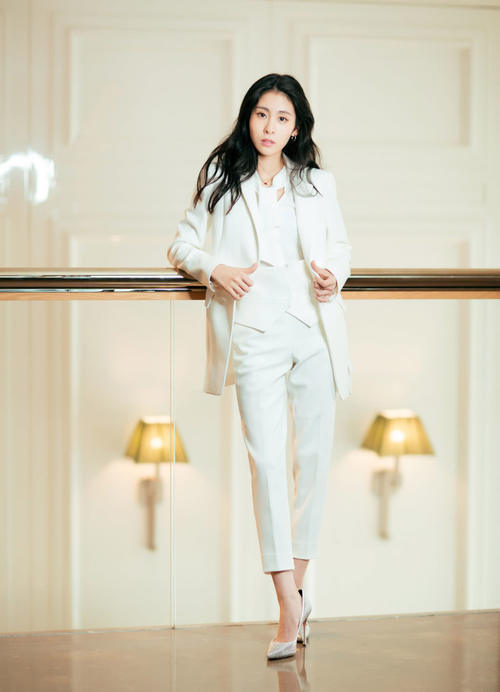 张碧晨也太壕了吧，居然在裤子上贴了一块大金片，有钱就是任性！