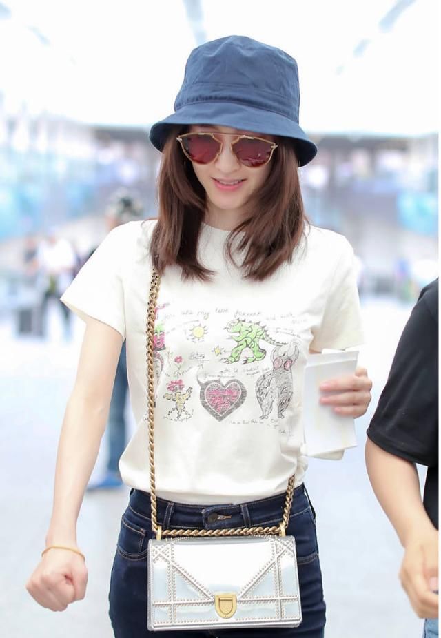 可成熟，可清新，可御姐，王丽坤简单短袖搭渔夫帽把人美哭