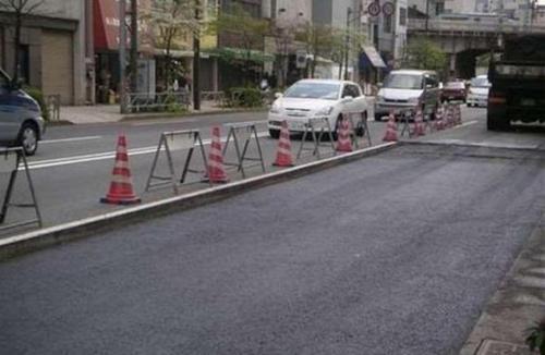 日本公路平平整整，中国公路却满是大小补丁？了解后，难以相信