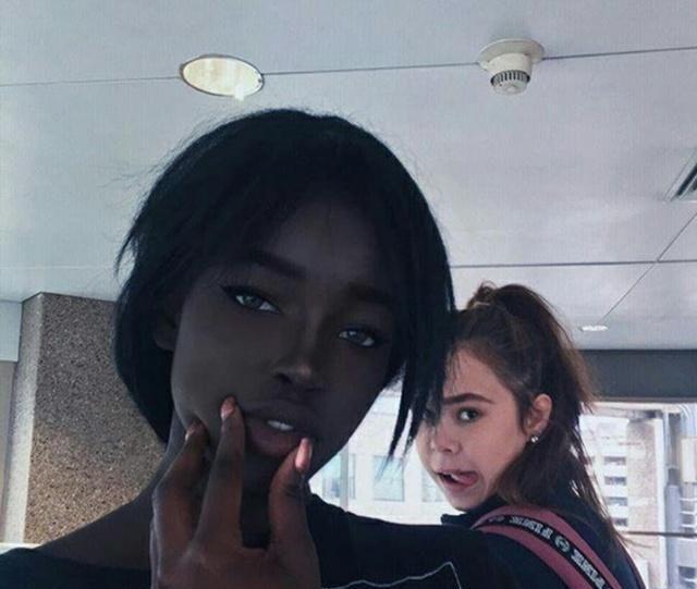 女孩由于长得太黑，被同学无情嘲笑，没想到化了妆后变得美极了！