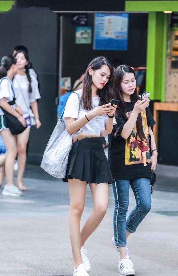 街拍：美女穿法真大胆，胸口挂两块“布条”就上街了