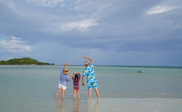 雷佳音老婆海边度假,穿比基尼身材超火辣,女儿扎小彩辫个性十足