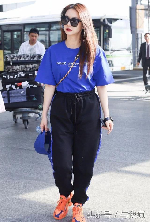 戚薇穿上长裤，腿还是有点粗！之前穿短裤的腿像假腿，又细又直！