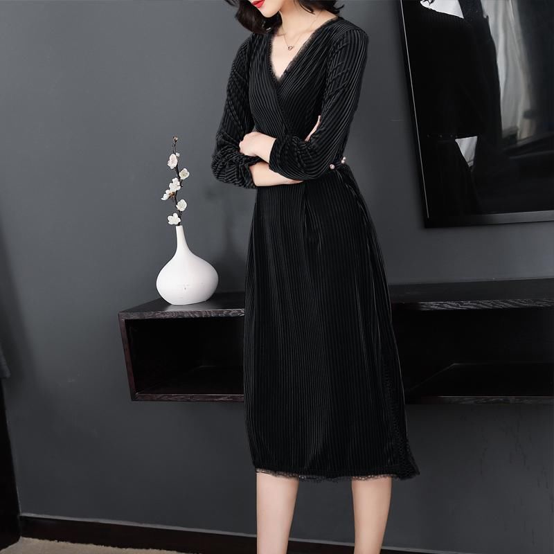 女人永远不能拒绝蕾丝裙的诱惑，让你女人味爆棚，冬天内搭特合适