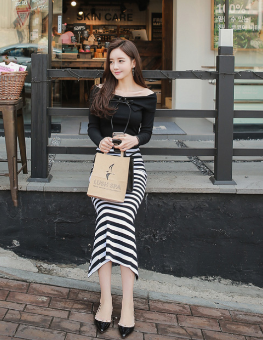 傲人身材的紧身裙美女，年轻又漂亮，腿部显得更加修长！