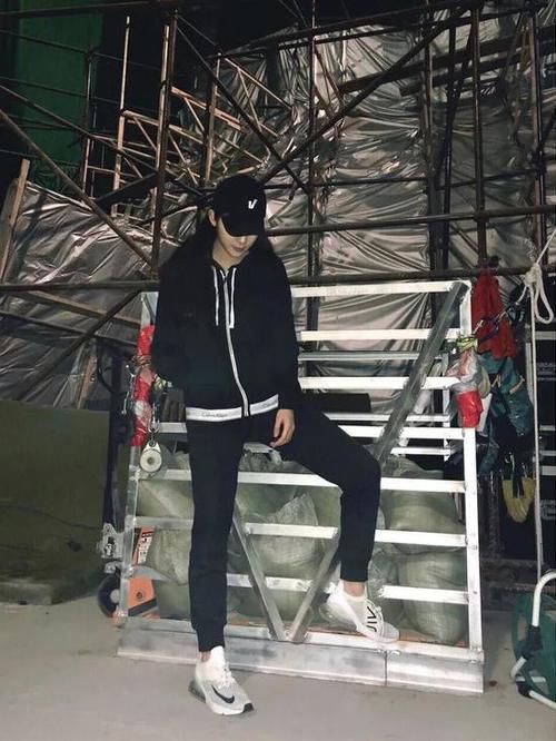  春天@春天不知道穿啥 这里有20种卫衣的搭配