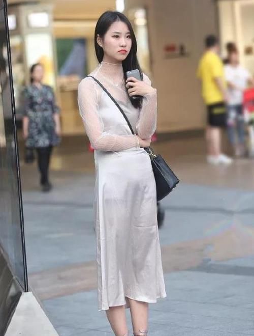  「软玉温香」街拍：软玉温香的美女，一件白色衬衫配浅绿色短裤，时尚清新气质