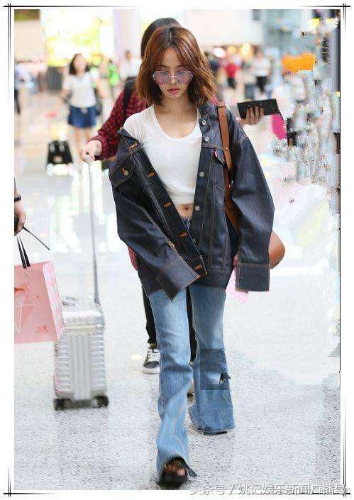 蔡依林为炫腹够拼！穿露脐装就算了还披外套，网友：还不如不露