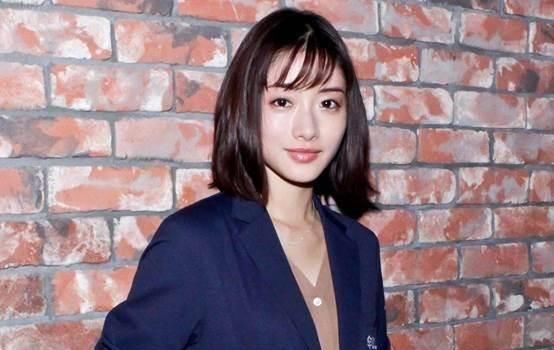  适合：“短发女人”也可以性感和可爱，这几款时尚发型让你气质加分！