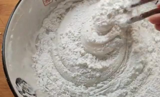 糯米粉@把糯米粉开水一烫,不发面,不饧面,个个酥脆鼓大泡,春日美食家